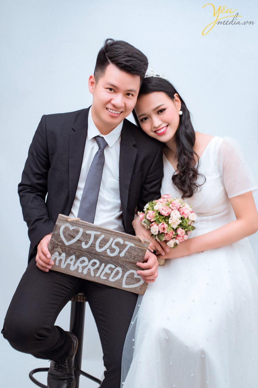 Nếu như ảnh cưới phong cách hiện đại chỉ tập trung chú trọng vào những bức hình lung linh nhiều màu sắc rực rỡ sống động thì ảnh cưới phong cách cổ điển sẽ mang đến cho bạn những gam màu sắc nhẹ nhàng, đơn giản và vô cùng lãng mạn theo sự hoài cổ.  Trong những năm gần đây, xu hướng chụp ảnh cưới phong cách cô điển đang trở lại giống như một làn gió mới thổi đến làm mới những trang ảnh cưới vốn dễ bị trùng lặp về mặt ý tưởng. Chính vì thế đã thu hút được rất nhiều cặp đôi lựa chọn chụp theo phong cách này để mang đến sự độc đáo mới lạ cho mình.   Địa điểm chụp ảnh cưới rất quan trọng vì nó làm nên phong cách chụp ảnh cưới cổ điển độc đáo và lạ mắt này. Đối với phong cách này bạn có thể tìm đến Cung đình cổ của huế, những ngôi nhà cổ, phố cổ, những nơi mang đậm phong cách của Việt Nam cổ xưa, nhẹ nhàng và lãng mạn. Những địa điểm này sẽ giúp bạn lột tả được hết những vẻ đẹp độc đáo riêng của phong cách chụp ảnh cưới này.  Yêu Media xin giới thiệu bộ album ảnh cưới mà cặp đôi Lai - Chinh đã lựa chọn sau khi nhận được sự tư vấn tận tình của các chuyên viên: sự kết hợp giữa phố cổ Tạ Hiền và studio nhẹ nhàng theo style Hàn Quốc - vừa cổ điển và sang trọng tự nhiên theo hơi hướm hiện đại của năm 2019. 