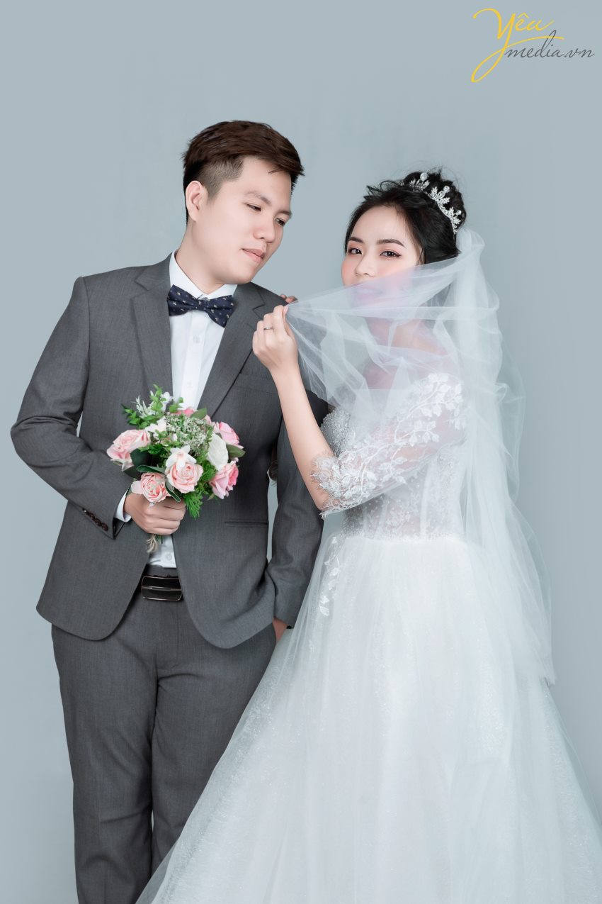 Concept chụp ảnh cưới trong nhà theo phong cách Hàn Quốc là xu hướng không hề mới nhưng luôn dẫn đầu và được giới trẻ lựa chọn nhiều hơn cả trong nhưng năm gần đây.  Sự tự nhiên trong phong cách make up cùng bộ váy tinh tế, sang trọng đã tạo nên nét trẻ trung, tươi sáng cho các cô dâu.  Kết hợp với phông nền và những góc decor ‘bắt trend’ mang lại một album cưới đậm chất Hàn Quốc.