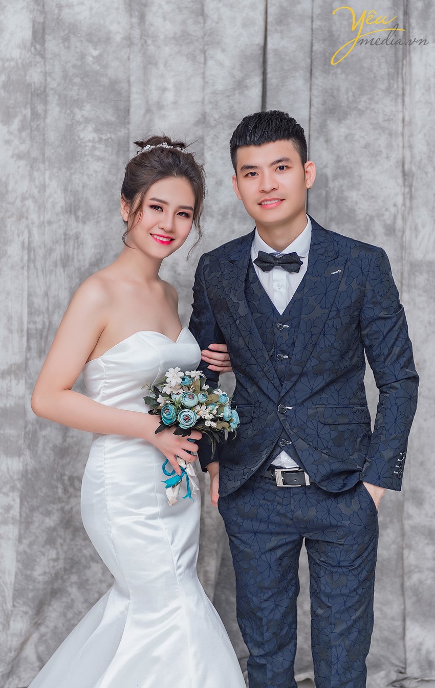 cô dâu chú rể chụp ảnh trên nền phông hàn quốc