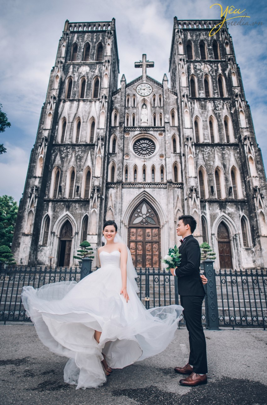Hà Nội hiện nay trở thành một trong những thành phố thu hút rất nhiều các đôi bạn trẻ tìm đến để ghi lại những khoảnh khắc lãng mạn và hạnh phúc nhất trong cuộc đời. Mỗi khi mùa cưới đến, đặc biệt là khi tiết trời vào thu, bước chân ra đường vào những ngày cuối tuần , bạn không khỏi ngỡ ngàng và xao xuyến khi bắt gặp những đôi uyên ương sánh bước bên nhau chụp những tấm hình cưới đẹp nhất trong cuộc đời. Hà Nội có rất nhiều địa điểm chụp ảnh cưới đẹp,mỗi điểm đến có những vẻ đẹp đặc trưng khác nhau.  Đối với những cặp đôi không có nhiều thời gian dành cho bộ ảnh cưới, bạn không muốn đi xa nhưng vẫn muốn có bộ ảnh cưới đẹp lung linh, phong phú về cảnh sắc và đặc biệt lưu giữ lại câu chuyện tình yêu của hai người thì hãy để Yêu Media gợi ý bạn những địa điểm chụp ảnh cưới đẹp nhất tại Hà Nội thông qua cuốn album của cặp đôi Thắng - Trang nhé!