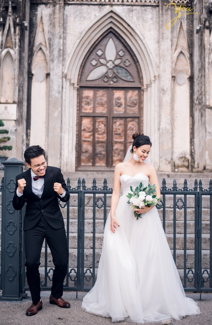 Hà Nội hiện nay trở thành một trong những thành phố thu hút rất nhiều các đôi bạn trẻ tìm đến để ghi lại những khoảnh khắc lãng mạn và hạnh phúc nhất trong cuộc đời. Mỗi khi mùa cưới đến, đặc biệt là khi tiết trời vào thu, bước chân ra đường vào những ngày cuối tuần , bạn không khỏi ngỡ ngàng và xao xuyến khi bắt gặp những đôi uyên ương sánh bước bên nhau chụp những tấm hình cưới đẹp nhất trong cuộc đời. Hà Nội có rất nhiều địa điểm chụp ảnh cưới đẹp,mỗi điểm đến có những vẻ đẹp đặc trưng khác nhau.  Đối với những cặp đôi không có nhiều thời gian dành cho bộ ảnh cưới, bạn không muốn đi xa nhưng vẫn muốn có bộ ảnh cưới đẹp lung linh, phong phú về cảnh sắc và đặc biệt lưu giữ lại câu chuyện tình yêu của hai người thì hãy để Yêu Media gợi ý bạn những địa điểm chụp ảnh cưới đẹp nhất tại Hà Nội thông qua cuốn album của cặp đôi Thắng - Trang nhé!