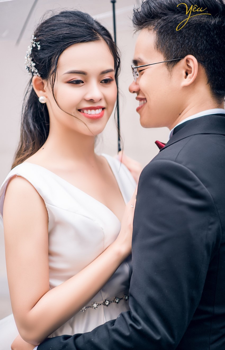 Hà Nội hiện nay trở thành một trong những thành phố thu hút rất nhiều các đôi bạn trẻ tìm đến để ghi lại những khoảnh khắc lãng mạn và hạnh phúc nhất trong cuộc đời. Mỗi khi mùa cưới đến, đặc biệt là khi tiết trời vào thu, bước chân ra đường vào những ngày cuối tuần , bạn không khỏi ngỡ ngàng và xao xuyến khi bắt gặp những đôi uyên ương sánh bước bên nhau chụp những tấm hình cưới đẹp nhất trong cuộc đời. Hà Nội có rất nhiều địa điểm chụp ảnh cưới đẹp,mỗi điểm đến có những vẻ đẹp đặc trưng khác nhau.  Đối với những cặp đôi không có nhiều thời gian dành cho bộ ảnh cưới, bạn không muốn đi xa nhưng vẫn muốn có bộ ảnh cưới đẹp lung linh, phong phú về cảnh sắc và đặc biệt lưu giữ lại câu chuyện tình yêu của hai người thì hãy để Yêu Media gợi ý bạn những địa điểm chụp ảnh cưới đẹp nhất tại Hà Nội thông qua cuốn album của cặp đôi Thắng - Trang nhé!