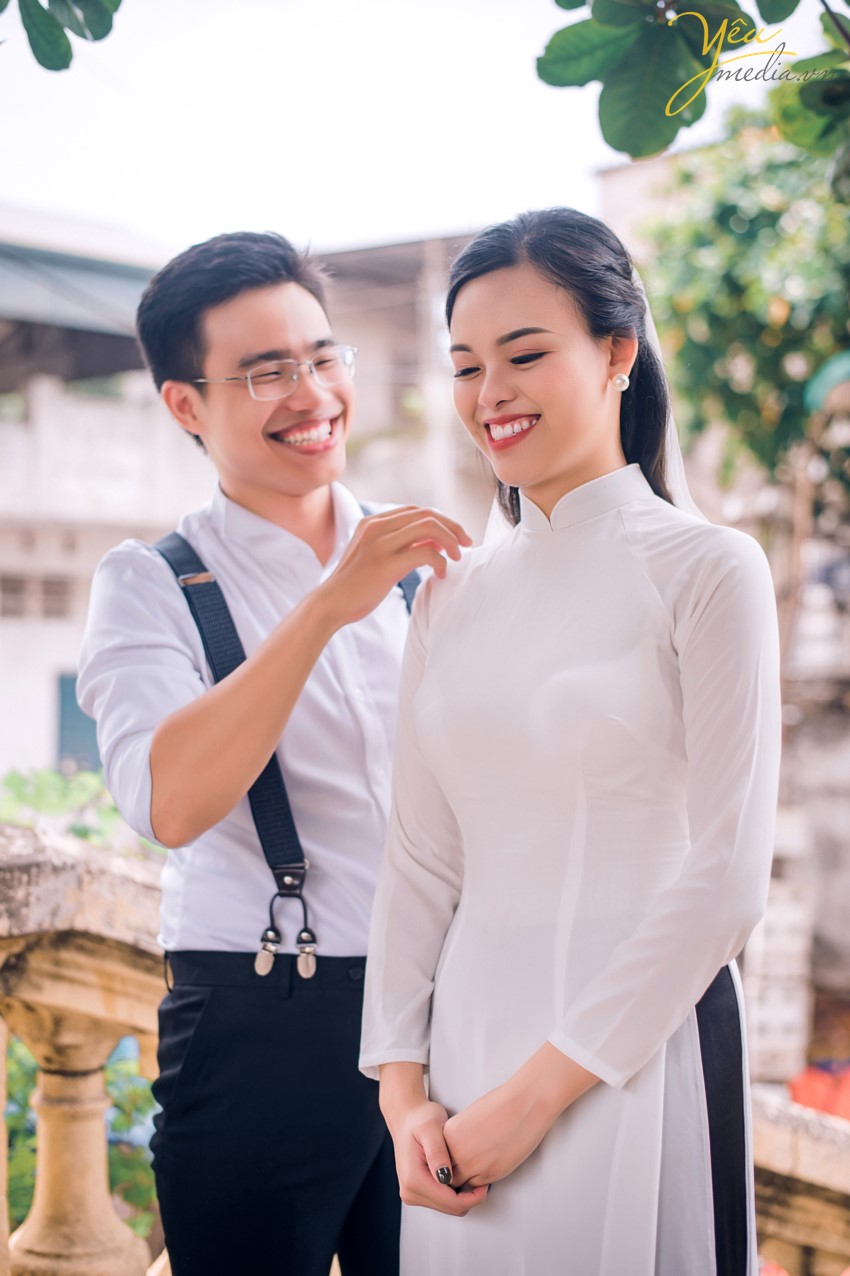 Hà Nội hiện nay trở thành một trong những thành phố thu hút rất nhiều các đôi bạn trẻ tìm đến để ghi lại những khoảnh khắc lãng mạn và hạnh phúc nhất trong cuộc đời. Mỗi khi mùa cưới đến, đặc biệt là khi tiết trời vào thu, bước chân ra đường vào những ngày cuối tuần , bạn không khỏi ngỡ ngàng và xao xuyến khi bắt gặp những đôi uyên ương sánh bước bên nhau chụp những tấm hình cưới đẹp nhất trong cuộc đời. Hà Nội có rất nhiều địa điểm chụp ảnh cưới đẹp,mỗi điểm đến có những vẻ đẹp đặc trưng khác nhau.  Đối với những cặp đôi không có nhiều thời gian dành cho bộ ảnh cưới, bạn không muốn đi xa nhưng vẫn muốn có bộ ảnh cưới đẹp lung linh, phong phú về cảnh sắc và đặc biệt lưu giữ lại câu chuyện tình yêu của hai người thì hãy để Yêu Media gợi ý bạn những địa điểm chụp ảnh cưới đẹp nhất tại Hà Nội thông qua cuốn album của cặp đôi Thắng - Trang nhé!