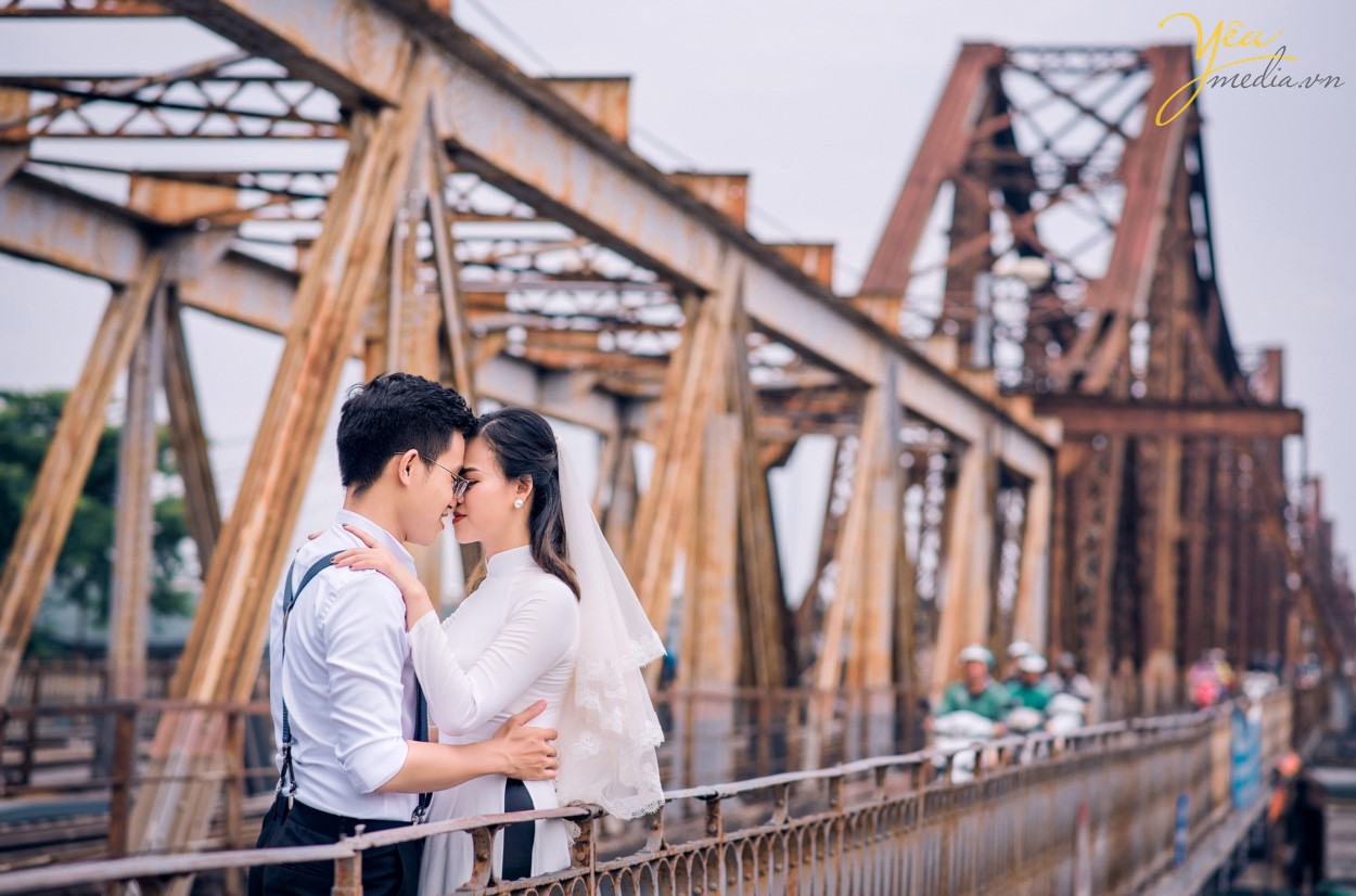 Hà Nội hiện nay trở thành một trong những thành phố thu hút rất nhiều các đôi bạn trẻ tìm đến để ghi lại những khoảnh khắc lãng mạn và hạnh phúc nhất trong cuộc đời. Mỗi khi mùa cưới đến, đặc biệt là khi tiết trời vào thu, bước chân ra đường vào những ngày cuối tuần , bạn không khỏi ngỡ ngàng và xao xuyến khi bắt gặp những đôi uyên ương sánh bước bên nhau chụp những tấm hình cưới đẹp nhất trong cuộc đời. Hà Nội có rất nhiều địa điểm chụp ảnh cưới đẹp,mỗi điểm đến có những vẻ đẹp đặc trưng khác nhau.  Đối với những cặp đôi không có nhiều thời gian dành cho bộ ảnh cưới, bạn không muốn đi xa nhưng vẫn muốn có bộ ảnh cưới đẹp lung linh, phong phú về cảnh sắc và đặc biệt lưu giữ lại câu chuyện tình yêu của hai người thì hãy để Yêu Media gợi ý bạn những địa điểm chụp ảnh cưới đẹp nhất tại Hà Nội thông qua cuốn album của cặp đôi Thắng - Trang nhé!