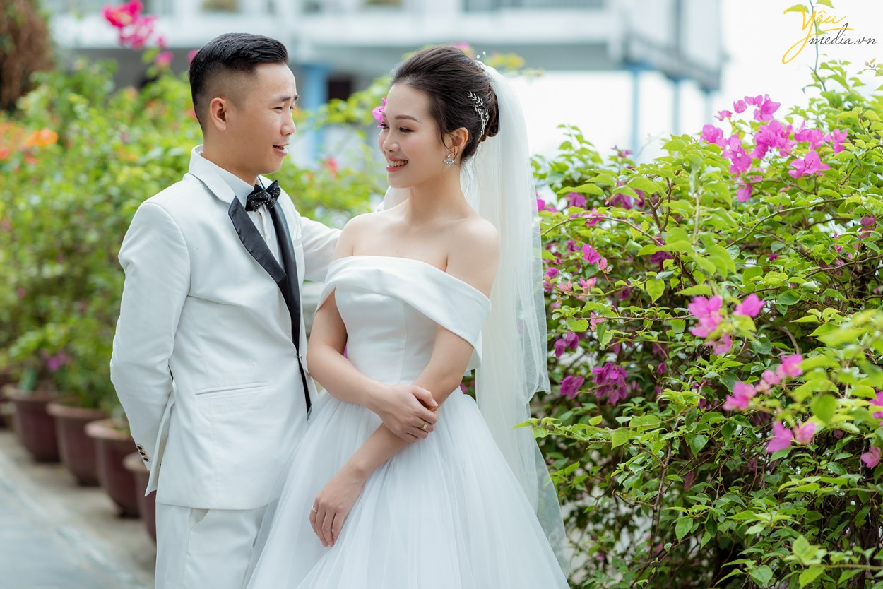Ngoài địa điểm Serein, với tình yêu Hà Nội dạt dào, cô dâu chú rể cũng lựa chọn phố cổ và các góc quen thuộc của thủ đô để thực hiện album ảnh cưới của mình.