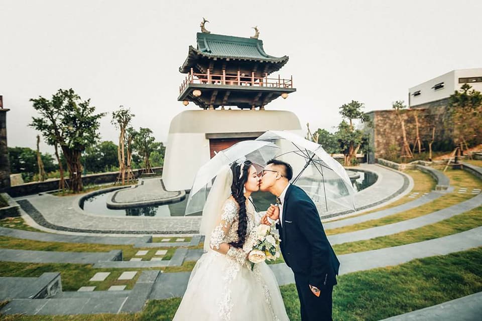 chụp ảnh cưới tại cây cầu tình yêu tại Hạ Long
