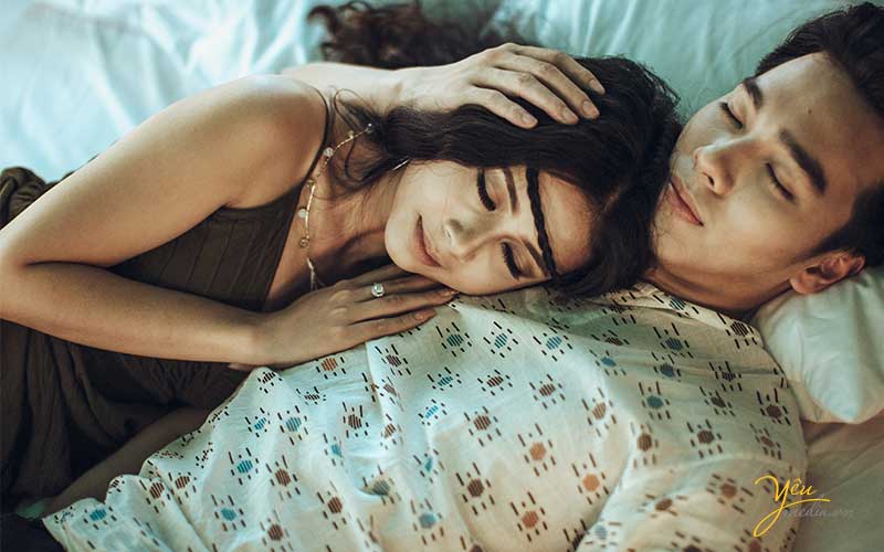 ảnh cưới chụp phòng ngủ cô dâu nằm an yên bên cạnh chú rể