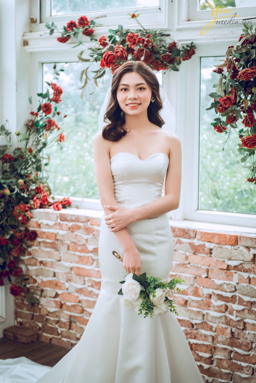 Album ảnh cưới được xem như là một kỷ vật quan trọng lưu lại những kỉ niệm đẹp nhất của mỗi đôi uyên ương. Chính vì thế, việc lựa chọn studio chụp ảnh cưới chất lượng luôn là quan tâm hàng đầu của các cặp đôi sắp cưới.  Đến với Yêu Media  – thương hiệu chụp ảnh cưới đẹp hàng đầu Việt Nam về chất lượng và tầm giá - sẽ giúp bạn hiện thực hóa bộ ảnh cưới đẹp để đời. Hãy cùng Yêu media tham khảo những địa điểm chụp hình cưới đẹp ở Hà Nội: phim trường Santorini Park và Biệt thự cổ Hà Nội - qua bộ ảnh của cặp đôi chú rể Nam và cô dâu Oanh!