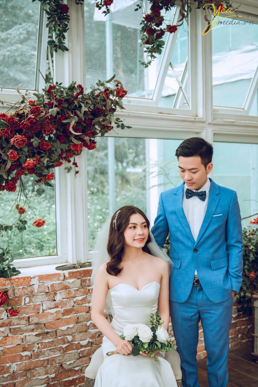 Album ảnh cưới được xem như là một kỷ vật quan trọng lưu lại những kỉ niệm đẹp nhất của mỗi đôi uyên ương. Chính vì thế, việc lựa chọn studio chụp ảnh cưới chất lượng luôn là quan tâm hàng đầu của các cặp đôi sắp cưới.  Đến với Yêu Media  – thương hiệu chụp ảnh cưới đẹp hàng đầu Việt Nam về chất lượng và tầm giá - sẽ giúp bạn hiện thực hóa bộ ảnh cưới đẹp để đời. Hãy cùng Yêu media tham khảo những địa điểm chụp hình cưới đẹp ở Hà Nội: phim trường Santorini Park và Biệt thự cổ Hà Nội - qua bộ ảnh của cặp đôi chú rể Nam và cô dâu Oanh!
