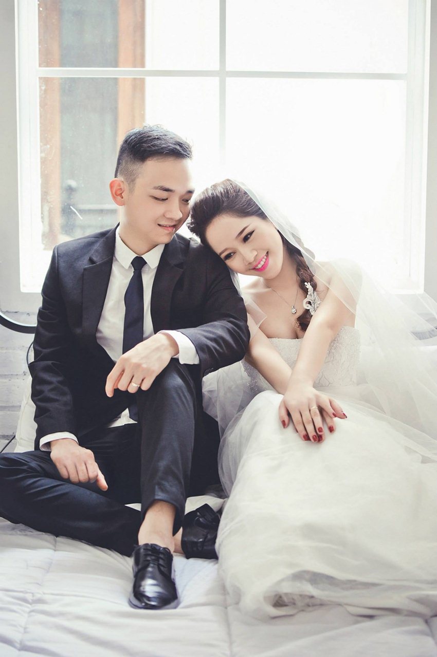 cặp đôi cưới chụp ảnh trong studio