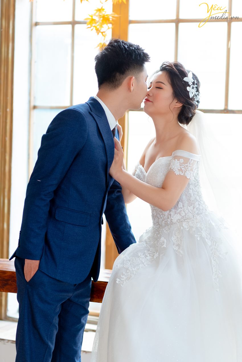Chụp ảnh cưới tại phim trường Rosa để làm ảnh phóng tiệc xu hướng ảnh cưới không cần album