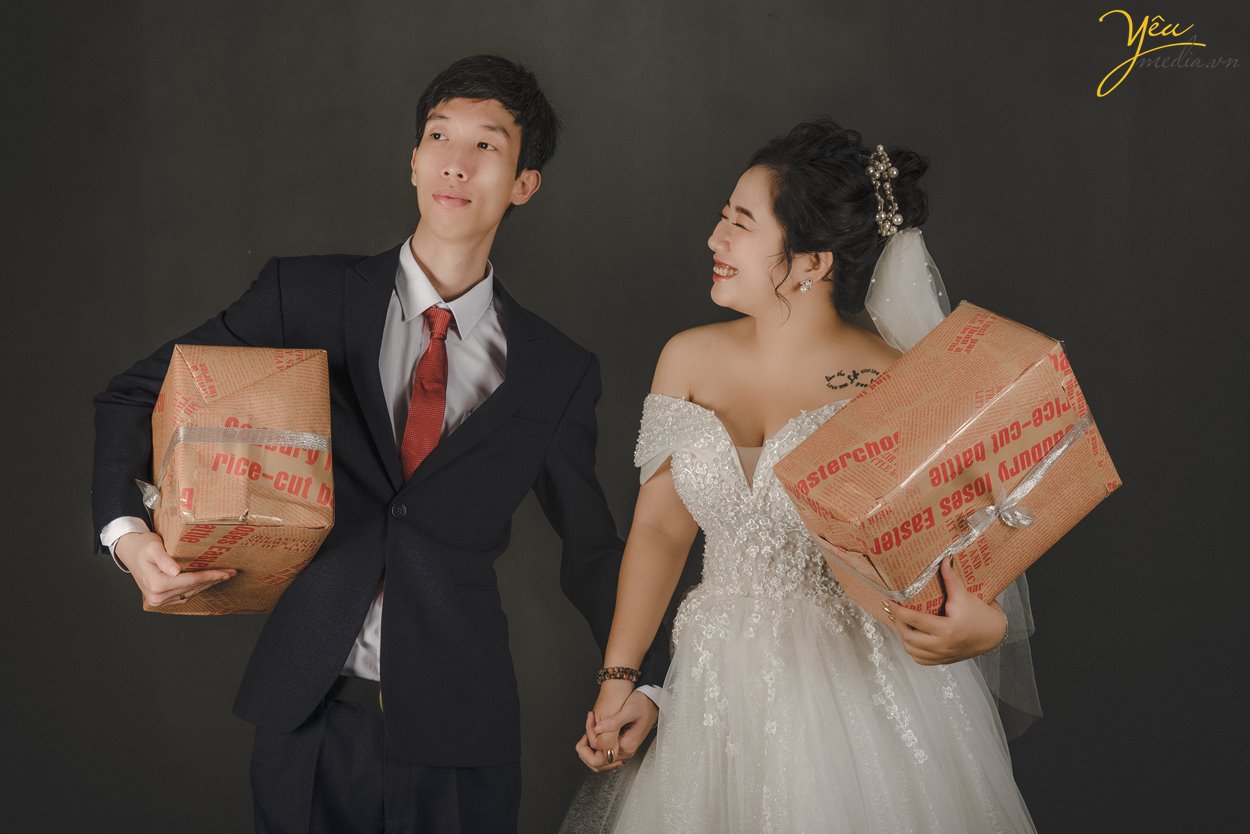 Chụp ảnh cưới trong studio tạo dáng tự nhiên dễ thương Hà Nội Yêu Media