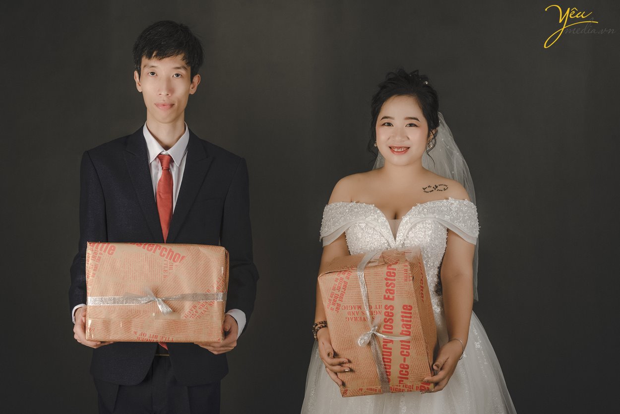 Chụp ảnh cưới trong studio tạo dáng tự nhiên dễ thương Hà Nội Yêu Media