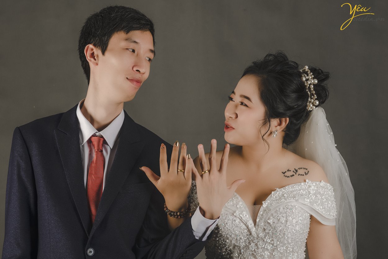 Chụp ảnh cưới trong studio tạo dáng tự nhiên dễ thương Hà Nội Yêu Media