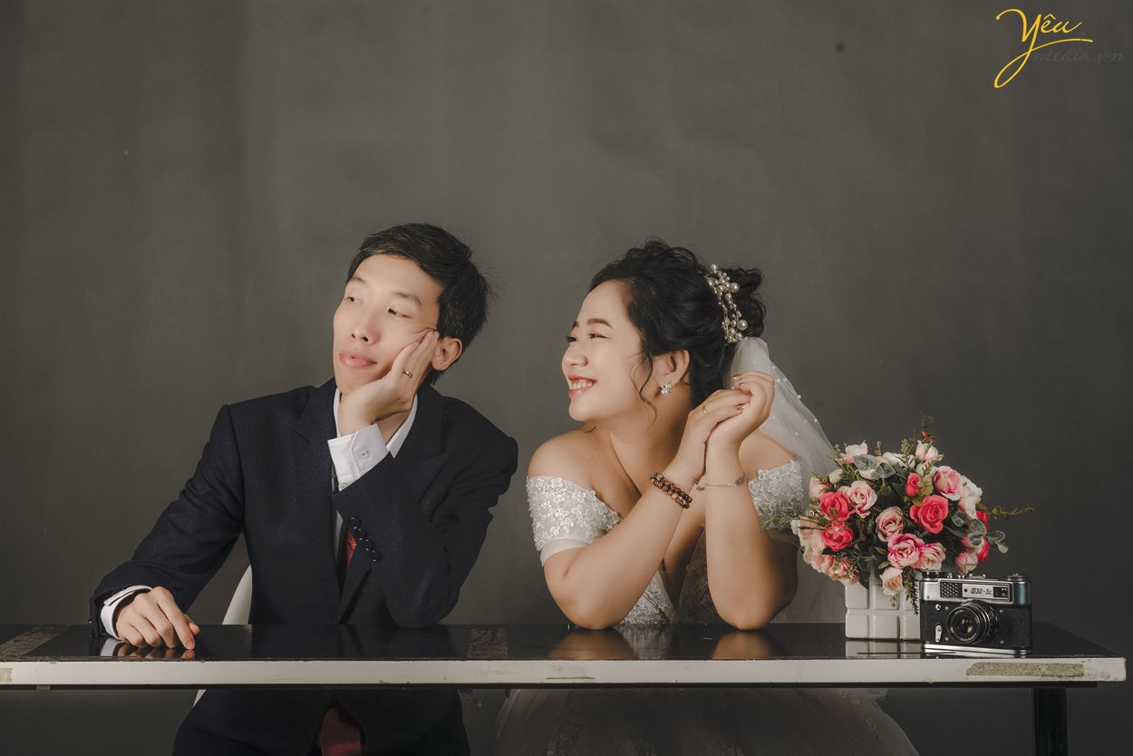 Chụp ảnh cưới trong studio tạo dáng tự nhiên dễ thương Hà Nội Yêu Media