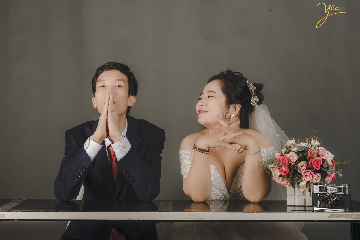 Chụp ảnh cưới trong studio tạo dáng tự nhiên dễ thương Hà Nội Yêu Media