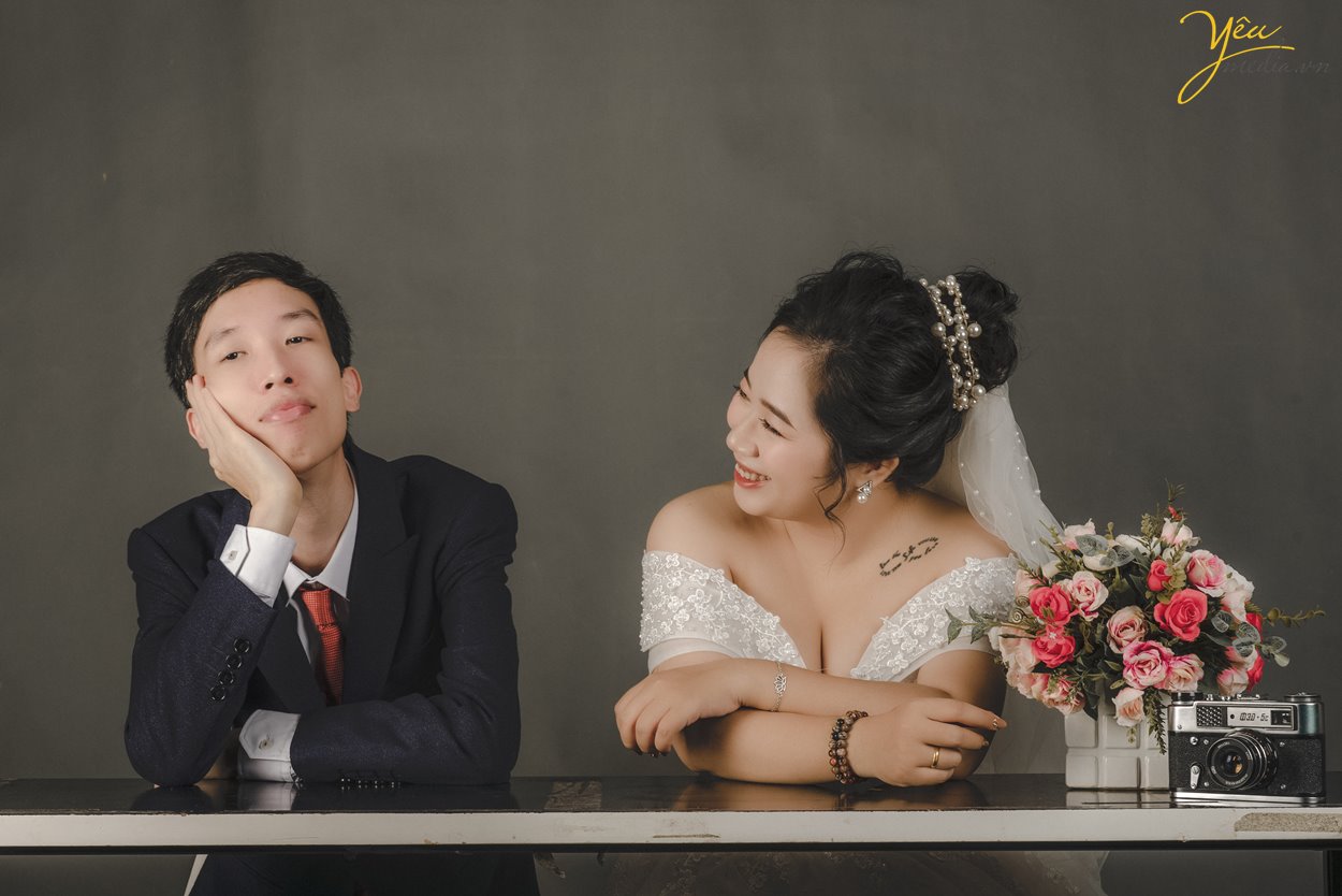 Chụp ảnh cưới trong studio tạo dáng tự nhiên dễ thương Hà Nội Yêu Media