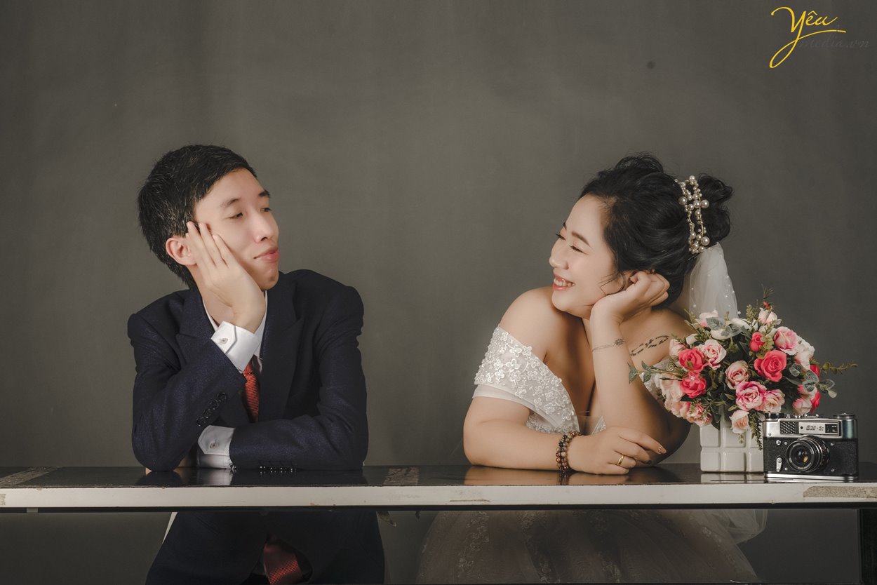 Chụp ảnh cưới trong studio tạo dáng tự nhiên dễ thương Hà Nội Yêu Media