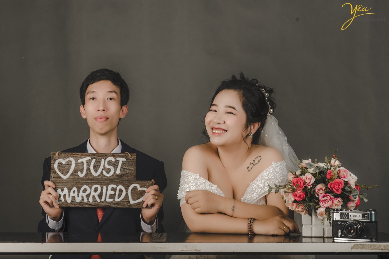 Chụp ảnh cưới trong studio tạo dáng tự nhiên dễ thương Hà Nội Yêu Media
