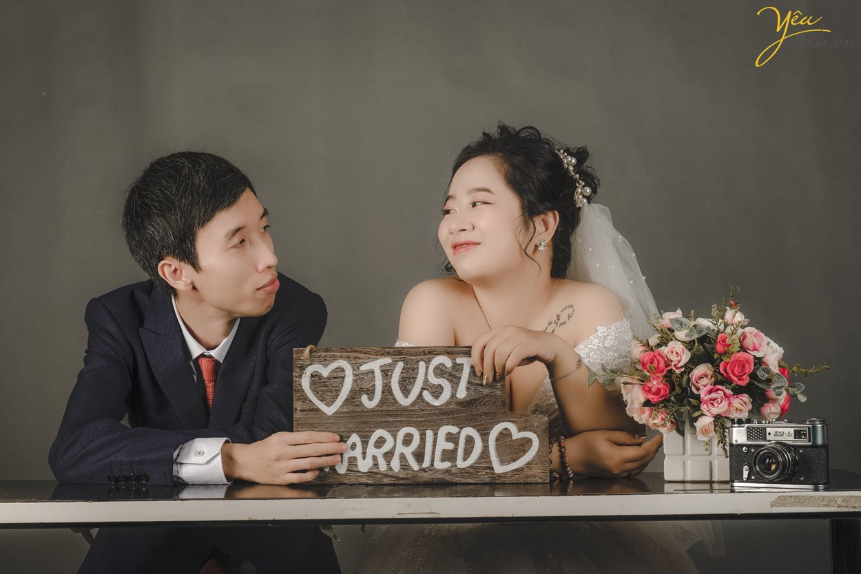 Chụp ảnh cưới trong studio tạo dáng tự nhiên dễ thương Hà Nội Yêu Media