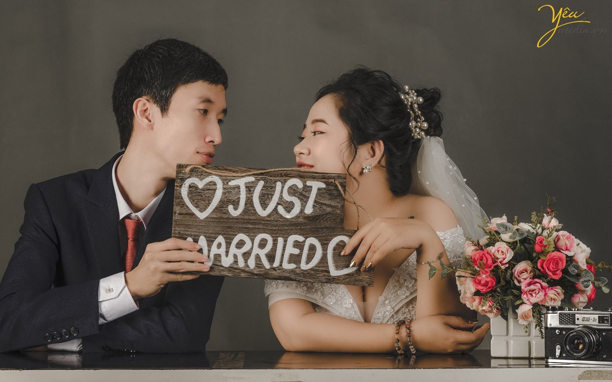 Chụp ảnh cưới trong studio tạo dáng tự nhiên dễ thương Hà Nội Yêu Media