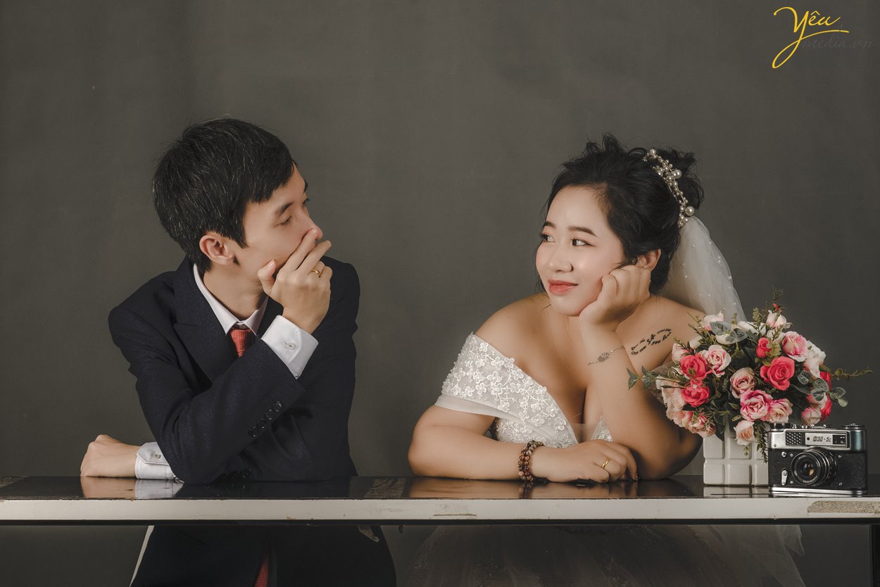Chụp ảnh cưới trong studio tạo dáng tự nhiên dễ thương Hà Nội Yêu Media