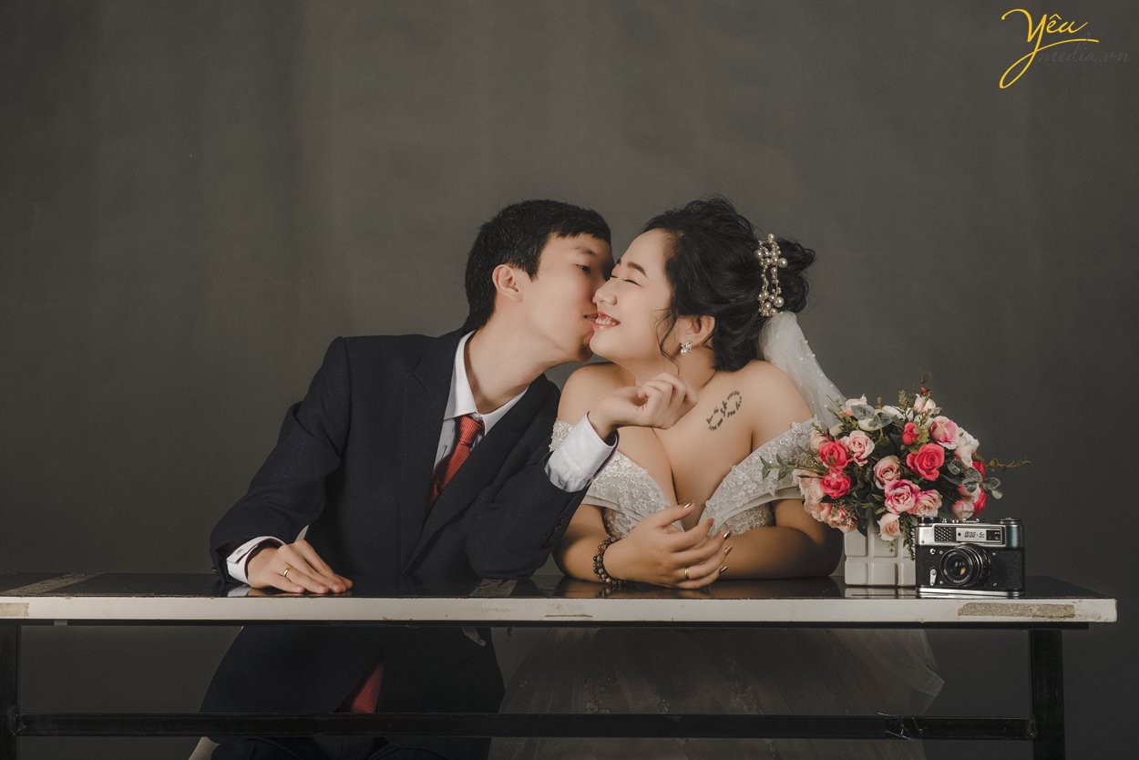 Chụp ảnh cưới trong studio tạo dáng tự nhiên dễ thương Hà Nội Yêu Media