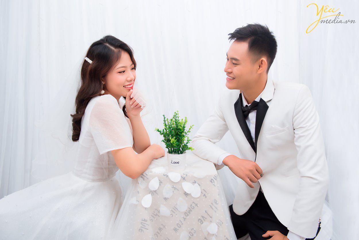 Có rất nhiều phong cách chụp ảnh như: cổ điển, châu âu… Trong đó, concept chụp ảnh cưới phong cách Hàn Quốc rất được các cặp đôi yêu thích bởi sự nhẹ nhàng, tinh tế, thanh lịch và đặc biệt là sự tự nhiên.  Điều đáng chú ý nhất khi chụp ảnh cưới phong cách Hàn Quốc chính là bối cảnh của bộ ảnh. Khi bạn quyết định chọn phong cách Hàn Quốc cho album ảnh cưới của mình thì hãy quan tâm đến địa điểm chụp ảnh đầu tiên.  Với ảnh cưới phong cách Hàn Quốc, các bức ảnh thường chụp ngay tại Studio hoặc phim trường. Bởi cái đẹp của phong cách này chính là sự đơn giản mà tinh tế. Chỉ cần một background có màu sắc ngọt ngào hoặc một chút lãng mạn bên cạnh khung cửa sổ là đủ cho bối cảnh chụp ảnh cưới phong cách Hàn Quốc rồi.