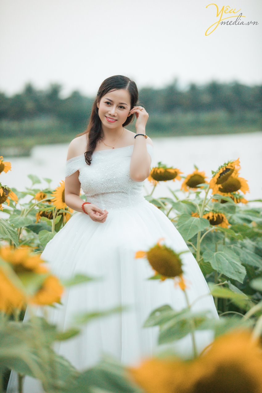 Có thể nói là lần đầu tiên, có một vườn hoa hướng dương khổng lồ tại Hà Nội mở cửa phục vụ mọi người đến ngắm cảnh, chụp ảnh. Giới trẻ Sài thành đang đua nhau "tỏa sáng" và "rực cháy" trong khung cảnh lung này mà không phải đi đâu xa.   Hoa hướng dương hay còn gọi là hoa mặt trời vì khi nở chúng luôn vươn cao về phía ánh sáng, biểu trưng cho sự mạnh mẽ và niền tin vào cuộc sống. Có lẽ vì thế mà rất nhiều người ưa chuộng loài hoa này. Hoa đang đúng dịp nở rộ nên nếu muốn được tận mắt nhìn thấy cánh đồng hoa hướng dương ngay tại Hà Nội thì các bạn nên thu xếp thời gian ghé qua địa điểm này nhé. Kẻo muộn quá hoa héo hoặc tàn hết sẽ không đẹp chút nào đâu!