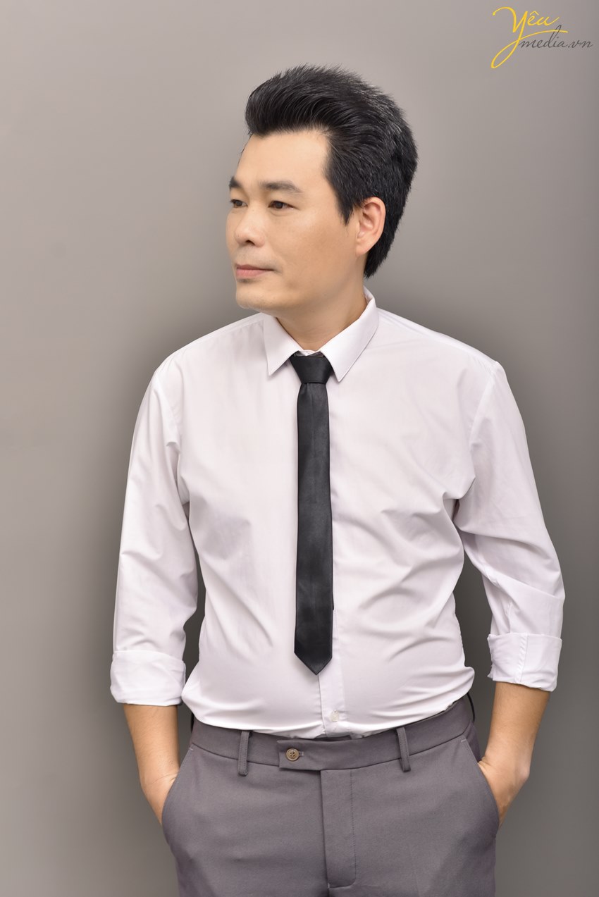 Chụp ảnh nam doanh nhân đẹp trong studio Yêu Media Hà Nội