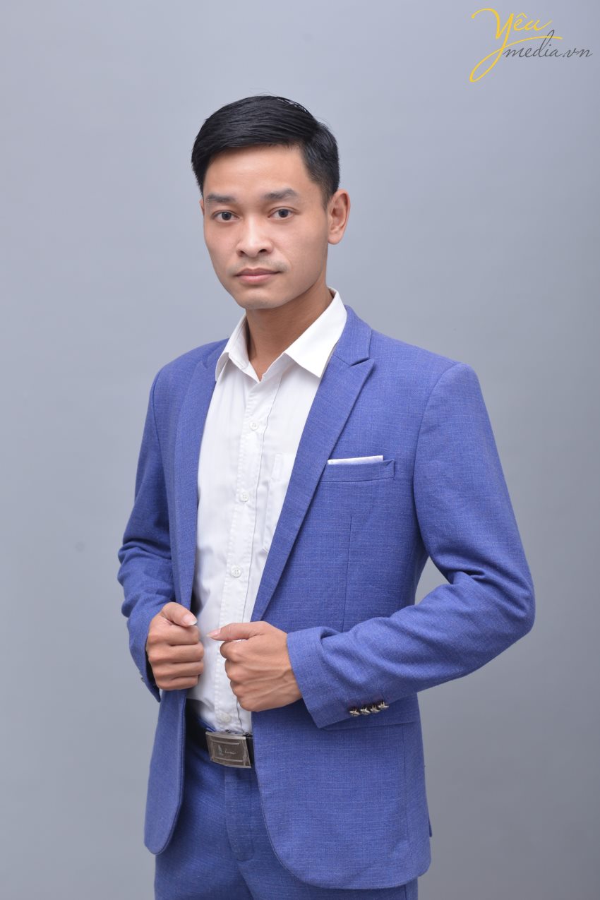 + Đội ngũ nhân viên: Đội ngũ Yêu Media là những con người năng động, nhiệt tình, sáng tạo trong công việc và hơn cả là luôn tràn đấy năng lượng, hứa hẹn sẽ truyền lửa cho các khách hàng trong thời gian chụp hình.   + Dịch vụ chụp ảnh chuyên nghiệp: Trang bị những thiết bị chụp ảnh mới nhất, trang phục, phụ kiện phong phú, Yêu Media chắn chắn sẽ đem đến cho các bạn một dịch vụ hoàn toàn mới lạ, chuyên nghiệp, nhiệt tình và làm hài lòng quý khách. 