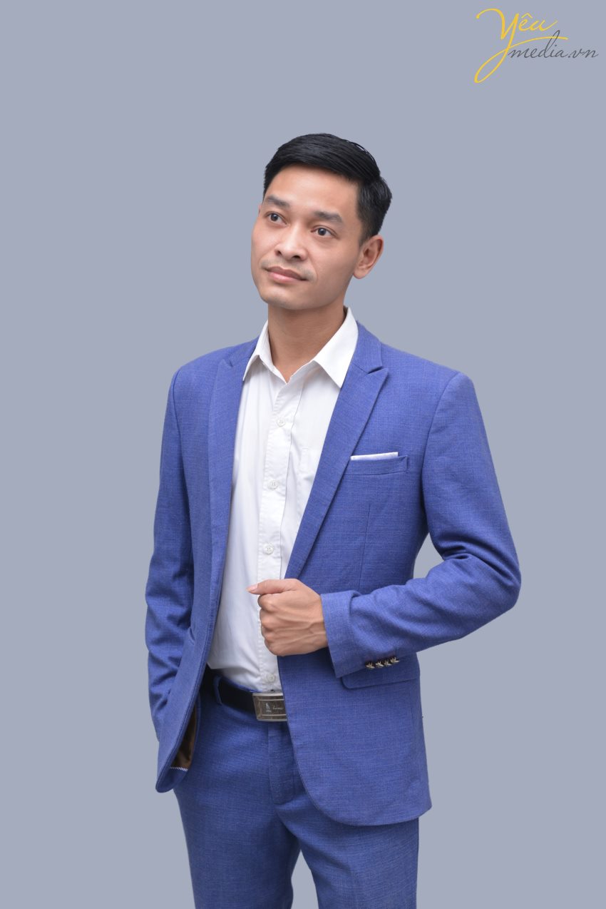 + Đội ngũ nhân viên: Đội ngũ Yêu Media là những con người năng động, nhiệt tình, sáng tạo trong công việc và hơn cả là luôn tràn đấy năng lượng, hứa hẹn sẽ truyền lửa cho các khách hàng trong thời gian chụp hình.   + Dịch vụ chụp ảnh chuyên nghiệp: Trang bị những thiết bị chụp ảnh mới nhất, trang phục, phụ kiện phong phú, Yêu Media chắn chắn sẽ đem đến cho các bạn một dịch vụ hoàn toàn mới lạ, chuyên nghiệp, nhiệt tình và làm hài lòng quý khách. 