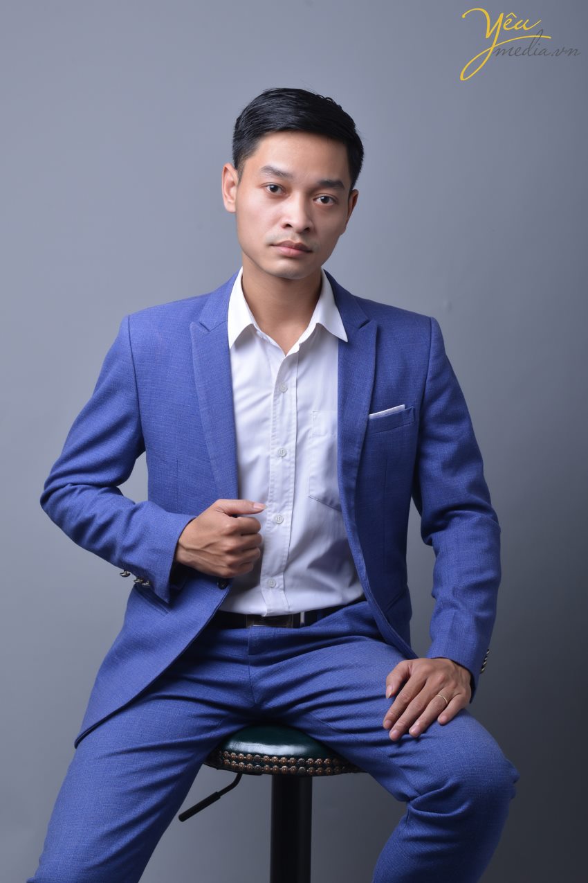 + Đội ngũ nhân viên: Đội ngũ Yêu Media là những con người năng động, nhiệt tình, sáng tạo trong công việc và hơn cả là luôn tràn đấy năng lượng, hứa hẹn sẽ truyền lửa cho các khách hàng trong thời gian chụp hình.   + Dịch vụ chụp ảnh chuyên nghiệp: Trang bị những thiết bị chụp ảnh mới nhất, trang phục, phụ kiện phong phú, Yêu Media chắn chắn sẽ đem đến cho các bạn một dịch vụ hoàn toàn mới lạ, chuyên nghiệp, nhiệt tình và làm hài lòng quý khách. 