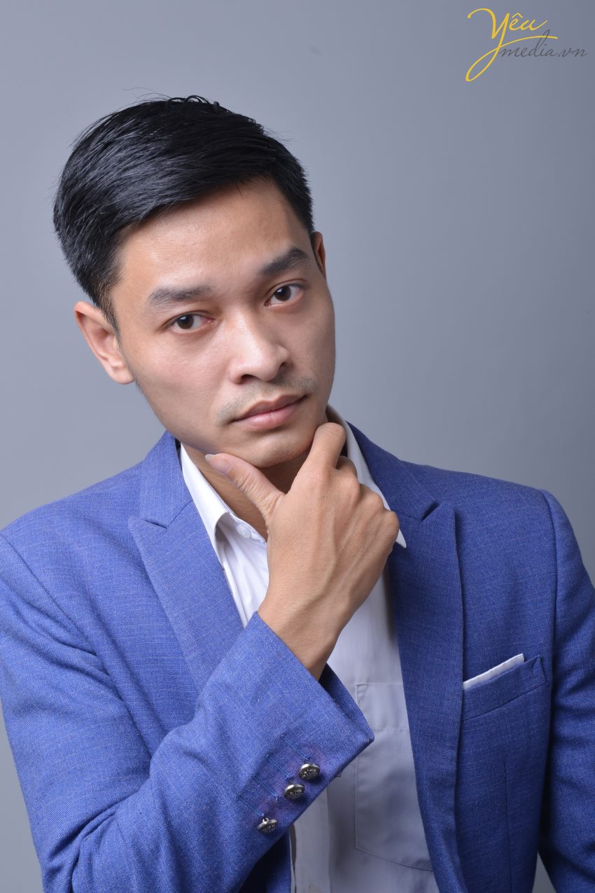 + Đội ngũ nhân viên: Đội ngũ Yêu Media là những con người năng động, nhiệt tình, sáng tạo trong công việc và hơn cả là luôn tràn đấy năng lượng, hứa hẹn sẽ truyền lửa cho các khách hàng trong thời gian chụp hình.   + Dịch vụ chụp ảnh chuyên nghiệp: Trang bị những thiết bị chụp ảnh mới nhất, trang phục, phụ kiện phong phú, Yêu Media chắn chắn sẽ đem đến cho các bạn một dịch vụ hoàn toàn mới lạ, chuyên nghiệp, nhiệt tình và làm hài lòng quý khách. 