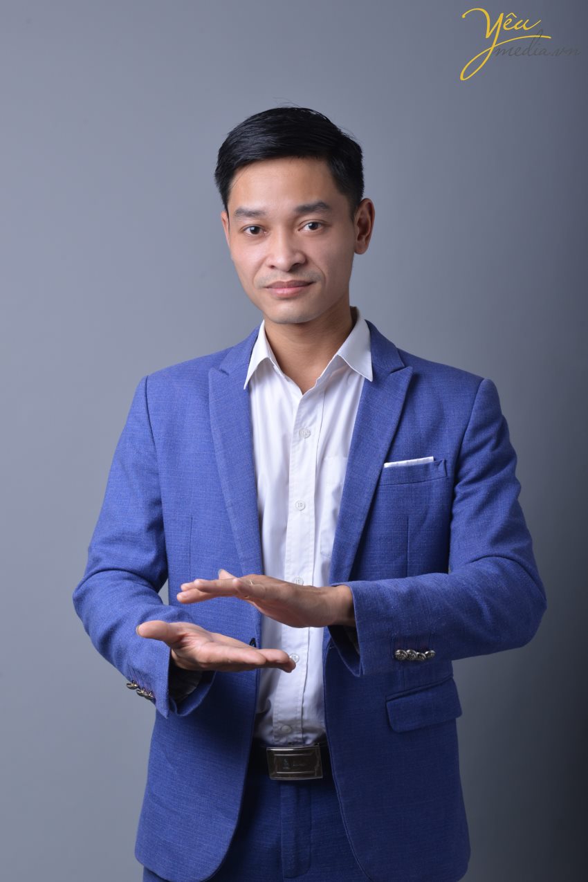 + Đội ngũ nhân viên: Đội ngũ Yêu Media là những con người năng động, nhiệt tình, sáng tạo trong công việc và hơn cả là luôn tràn đấy năng lượng, hứa hẹn sẽ truyền lửa cho các khách hàng trong thời gian chụp hình.   + Dịch vụ chụp ảnh chuyên nghiệp: Trang bị những thiết bị chụp ảnh mới nhất, trang phục, phụ kiện phong phú, Yêu Media chắn chắn sẽ đem đến cho các bạn một dịch vụ hoàn toàn mới lạ, chuyên nghiệp, nhiệt tình và làm hài lòng quý khách. 