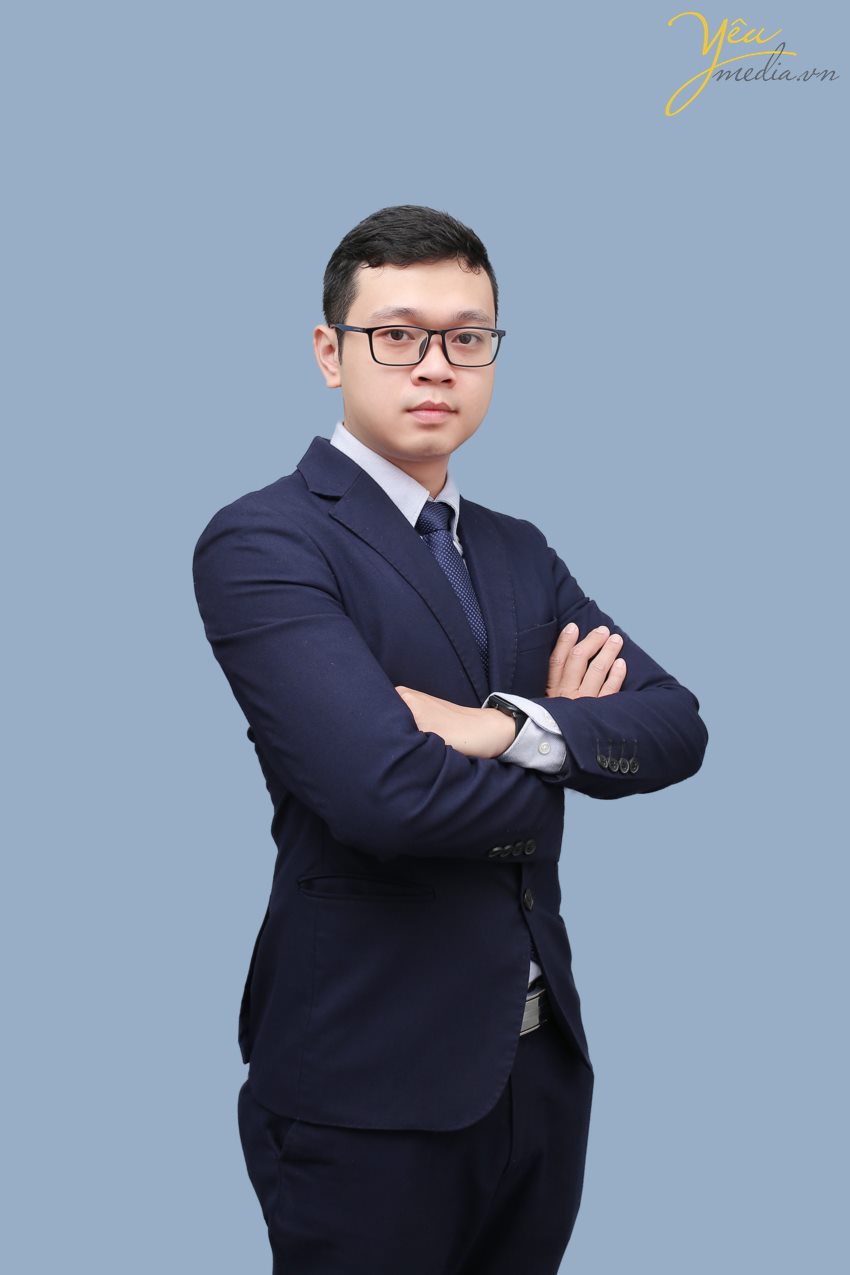 Nhiếp ảnh gia giỏi sẽ biết cách giúp bạn thoải mái bộc lộ thần thái và có được bức ảnh chân dung đẹp nhất.  Ảnh của bạn nên được chỉnh sửa nhưng đừng để người khác thấy dấu hiệu của chỉnh sửa quá đà. Bức chân dung tốt nhất là bức ảnh đẹp và chân thực.  Mời bạn tham khảo bộ ảnh mà Yêu Media thực hiện cho anh Minh tại Hà Nội nhé!