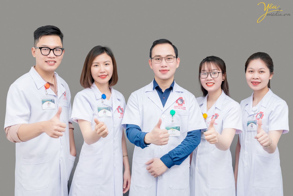 Chụp ảnh đội ngũ y bác sĩ của Phòng khám Y học cổ truyền Hải Thượng Đường