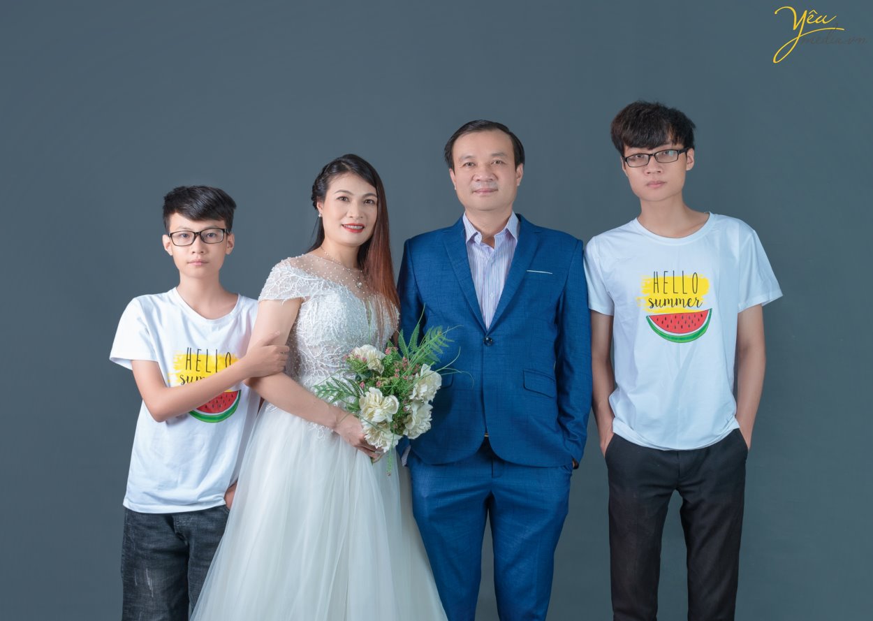 Chụp ảnh gia đình 4 người với các tư thế pose trong studio