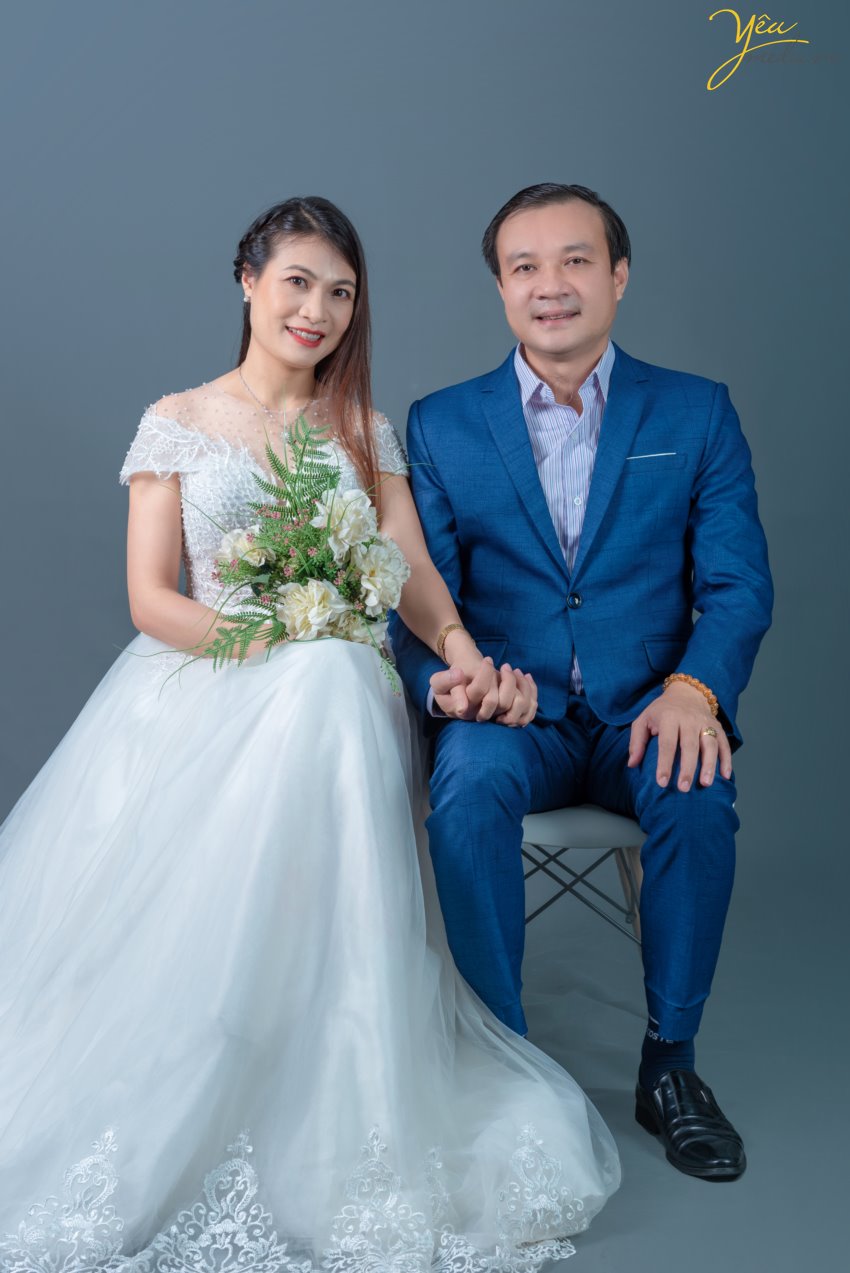 Chụp ảnh gia đình 4 người với các tư thế pose trong studio