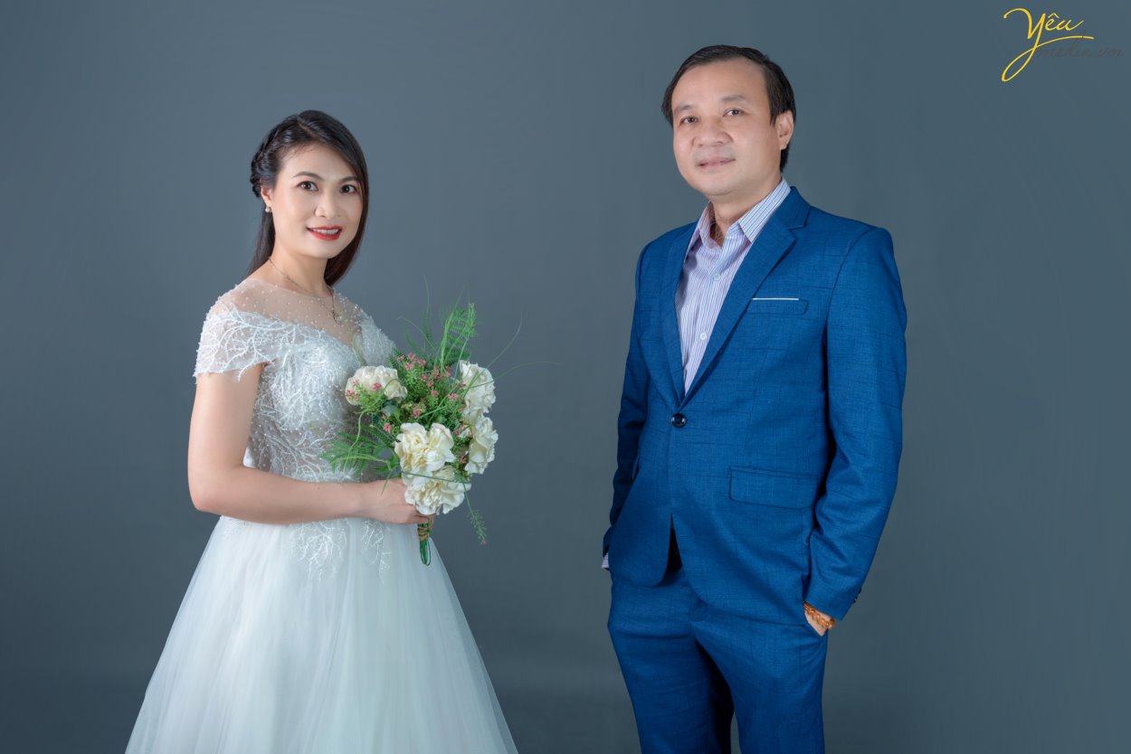 Chụp ảnh gia đình 4 người với các tư thế pose trong studio