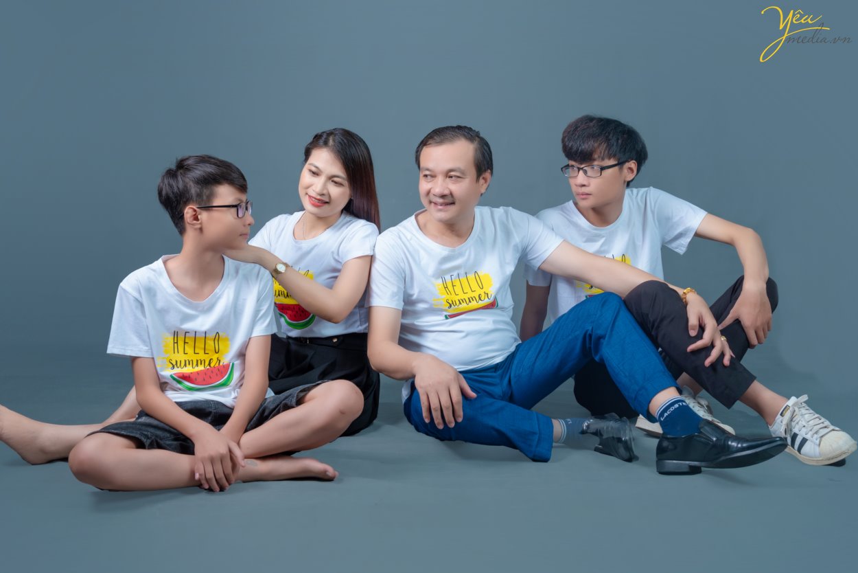 Chụp ảnh gia đình 4 người với các tư thế pose trong studio