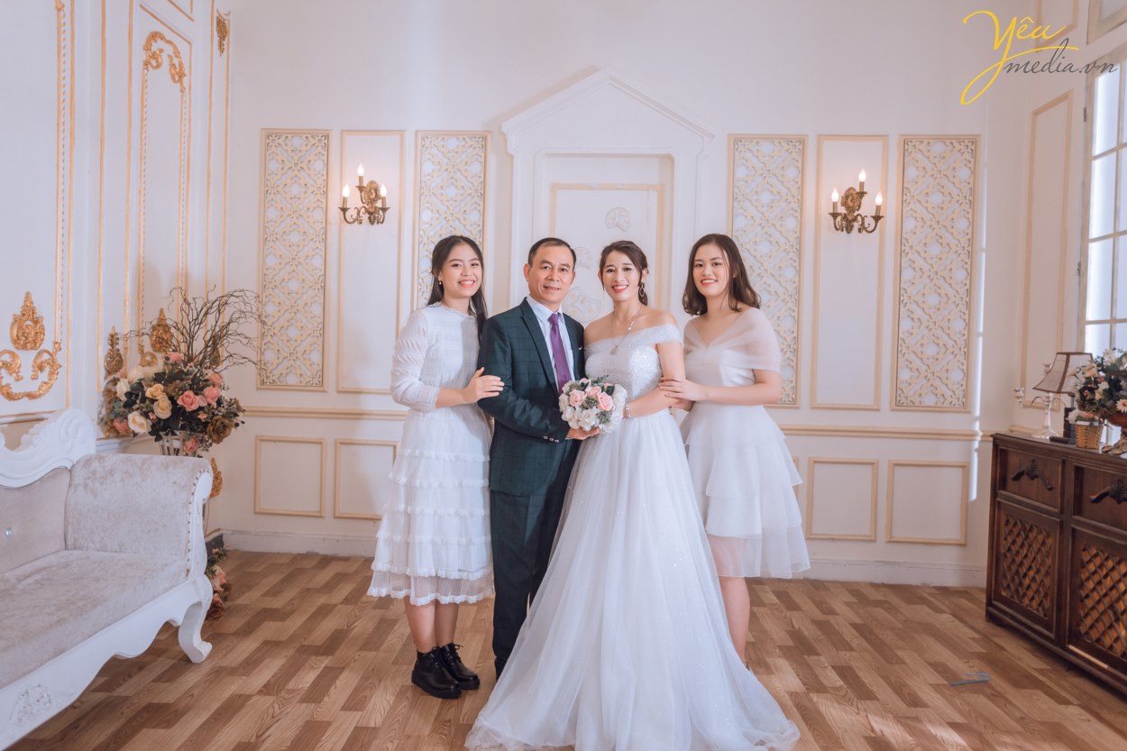 Chụp ảnh gia đình đẹp với 6 người ở phim trường: nhà anh Long - chị Qu ảnh cưới 4 người - \