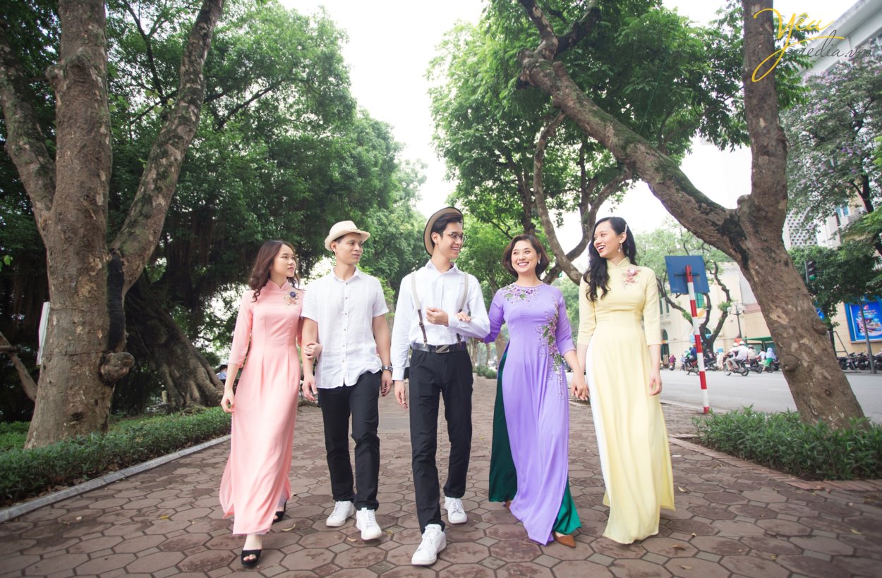 Gia đình 5 người với ba, mẹ và 3 em bé thì thường là những gia đình đã cưới nhau được từ 7 đến 10 năm. Một khoảng thời gian xứng đáng để cả nhà nên chụp một bộ ảnh gia đình làm kỷ niệm. Ghi lại những khoảnh khắc hạnh phúc bên nhau, cả nhà quây quần khi các con còn nhỏ, và ba mẹ vẫn còn trẻ.  Có rất nhiều người thích chụp ảnh gia đình hơn là chụp ảnh cưới, vì chụp ảnh gia đình nhìn tự nhiên hơn, nhiều cảm xúc hơn, và quan trọng nhất là có các con yêu của mình, nên xem ảnh gia đình mãi không chán. Cầm album lên xem, lưu vào máy tính và điện thoại để xem, và up lên mạng xã hội nữa. Ngoài ra, còn có rất nhiều người đặt ảnh của con yêu làm hình nền điện thoại hoặc máy tính.