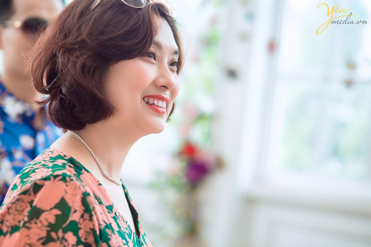 Gia đình 5 người với ba, mẹ và 3 em bé thì thường là những gia đình đã cưới nhau được từ 7 đến 10 năm. Một khoảng thời gian xứng đáng để cả nhà nên chụp một bộ ảnh gia đình làm kỷ niệm. Ghi lại những khoảnh khắc hạnh phúc bên nhau, cả nhà quây quần khi các con còn nhỏ, và ba mẹ vẫn còn trẻ.  Có rất nhiều người thích chụp ảnh gia đình hơn là chụp ảnh cưới, vì chụp ảnh gia đình nhìn tự nhiên hơn, nhiều cảm xúc hơn, và quan trọng nhất là có các con yêu của mình, nên xem ảnh gia đình mãi không chán. Cầm album lên xem, lưu vào máy tính và điện thoại để xem, và up lên mạng xã hội nữa. Ngoài ra, còn có rất nhiều người đặt ảnh của con yêu làm hình nền điện thoại hoặc máy tính.