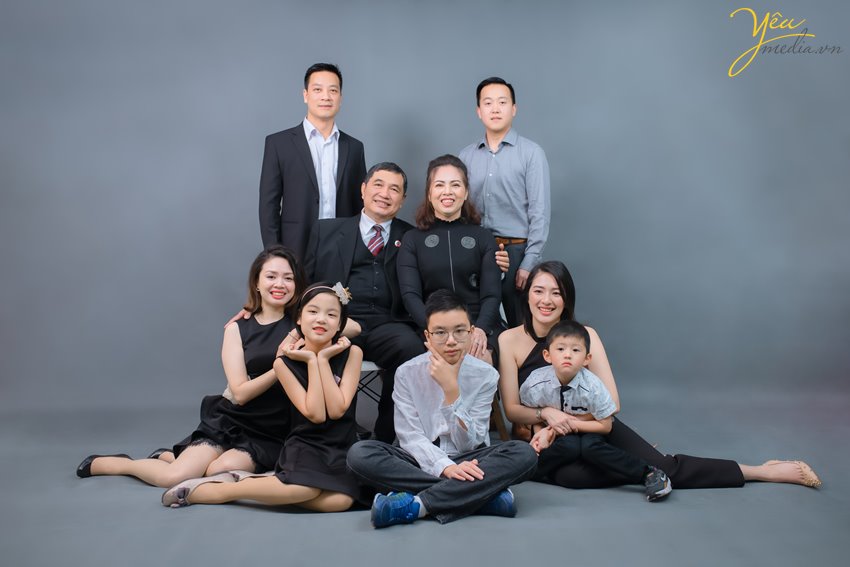 Phông ghi đơn sắc trang tại Hà Nội sẽ mang đến cho bức ảnh gia đình của bạn nét tinh túy, thanh lịch và độc đáo. Với sự kết hợp hoàn hảo giữa phông nền và trang phục, bạn sẽ có những bức ảnh gia đình đẹp và ấn tượng khó quên.