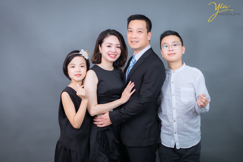 Để Ảnh viện Yêu media có thể sắp xếp thợ chụp ảnh tốt nhất chụp cho gia đình mình, quý khách vui lòng liên hệ Hotline: 0928975888 để được tư vấn chu đáo và hẹn lịch chụp ảnh càng sớm càng tốt nhé!