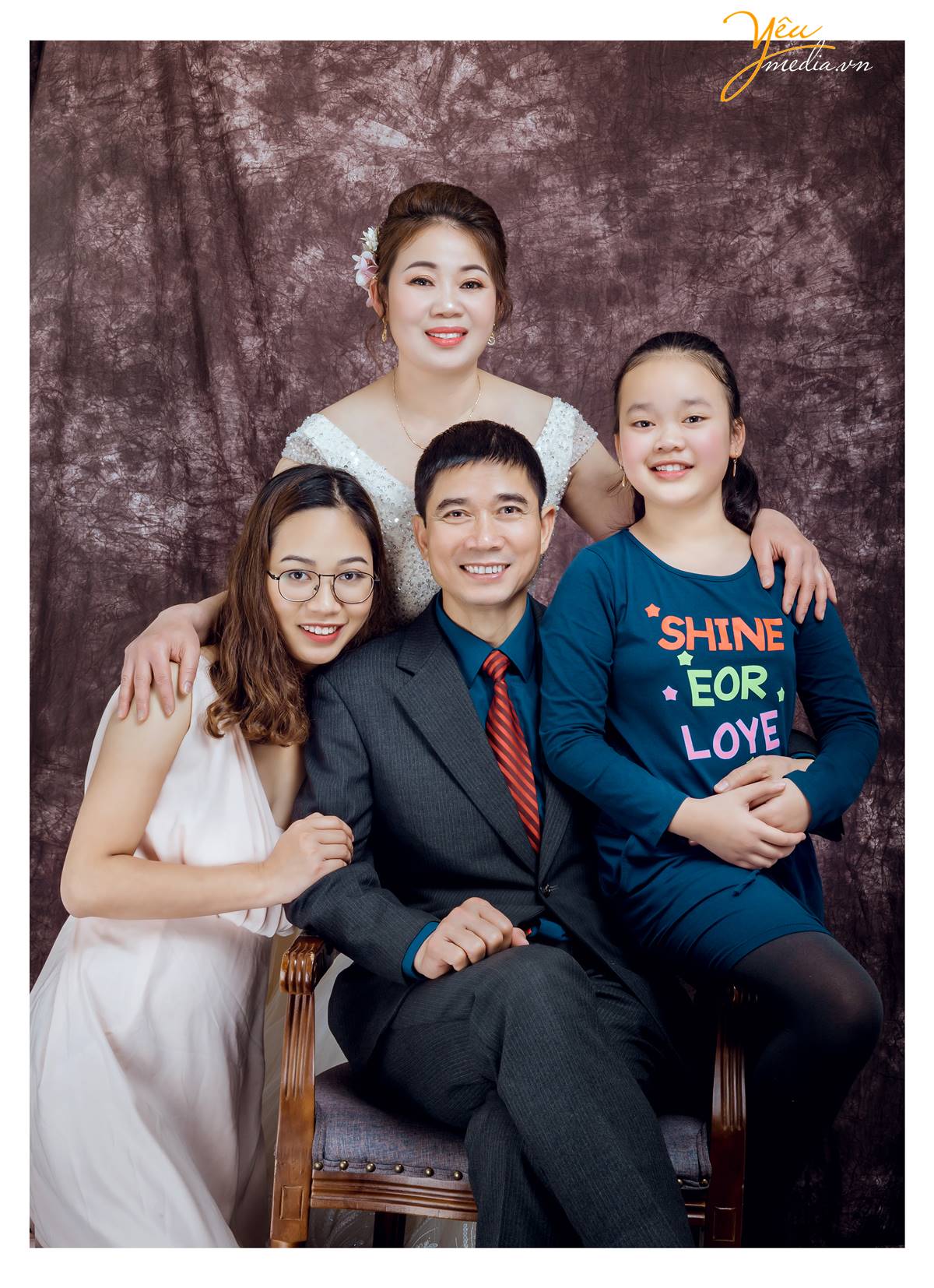 chụp ảnh gia đình tại studio