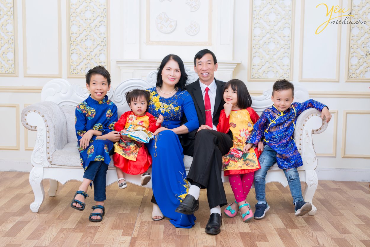 Với những lí do này, gia đình chị Thúy đã book Yêu Media với dịch vụ chụp ảnh gia đình trong phim trường Rosa nằm trên phố Lê Trọng Tấn ở Hà Nội - vừa thuận tiện đi lại, chi phí phải chăng, thời gian di chuyển ngắn, lại nhiều bối cảnh để chụp ảnh. Hãy cùng Yêu Media ngắm bộ ảnh album gia đình đầy tình yêu thương của gia đình chị Thúy nhé!