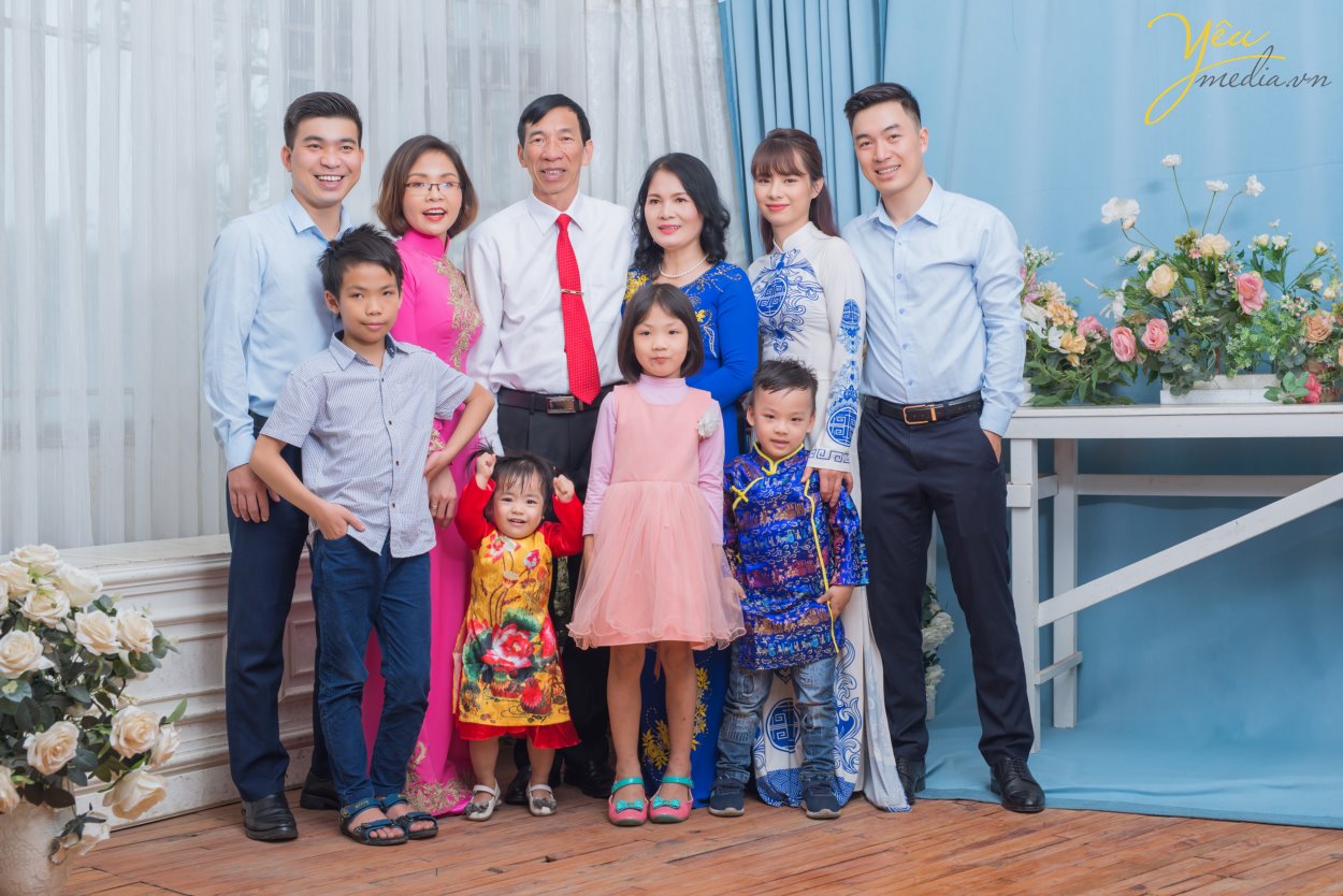 Với những lí do này, gia đình chị Thúy đã book Yêu Media với dịch vụ chụp ảnh gia đình trong phim trường Rosa nằm trên phố Lê Trọng Tấn ở Hà Nội - vừa thuận tiện đi lại, chi phí phải chăng, thời gian di chuyển ngắn, lại nhiều bối cảnh để chụp ảnh.   Hãy cùng Yêu Media ngắm bộ ảnh album gia đình đầy tình yêu thương của gia đình chị Thúy nhé!