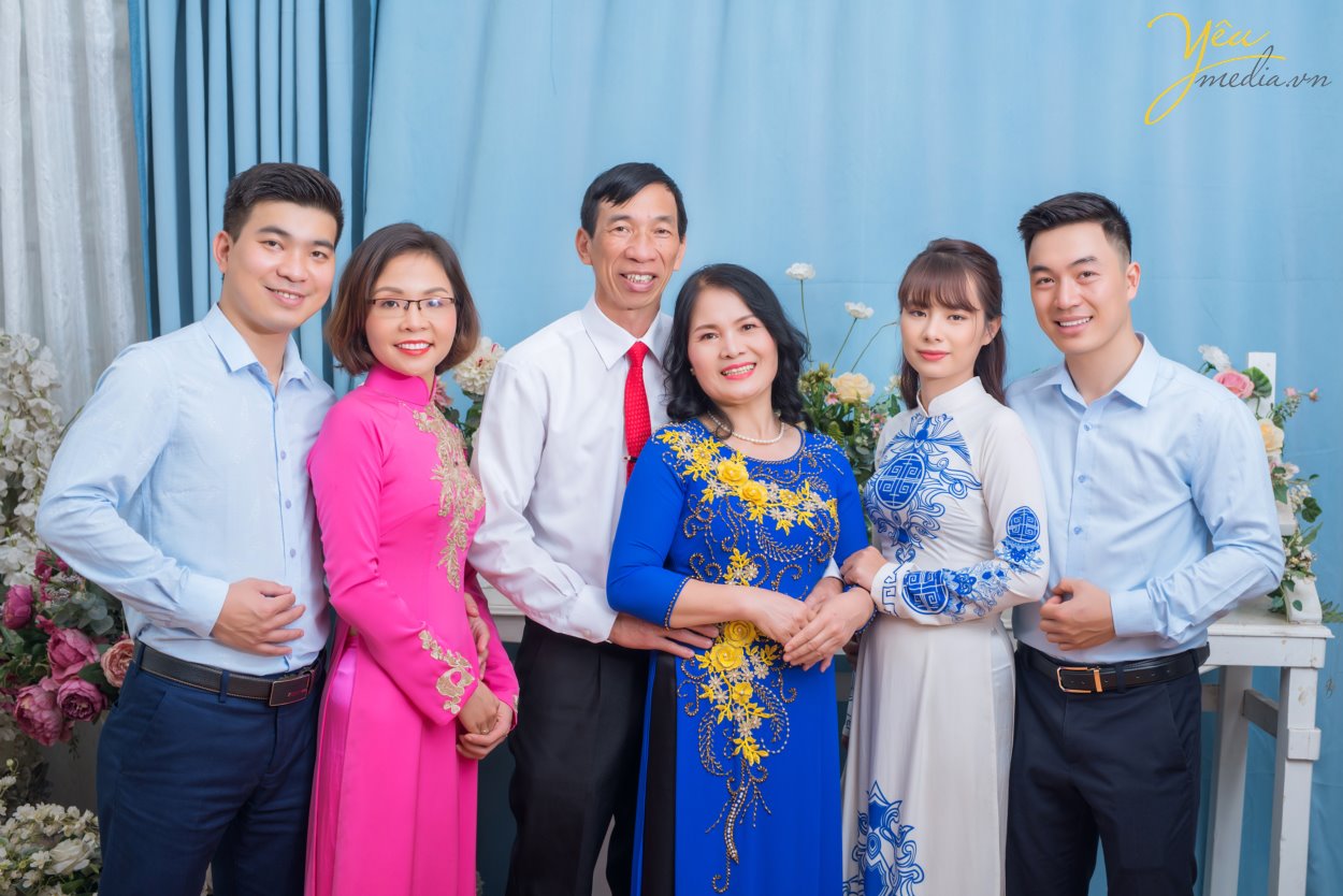 Với những lí do này, gia đình chị Thúy đã book Yêu Media với dịch vụ chụp ảnh gia đình trong phim trường Rosa nằm trên phố Lê Trọng Tấn ở Hà Nội - vừa thuận tiện đi lại, chi phí phải chăng, thời gian di chuyển ngắn, lại nhiều bối cảnh để chụp ảnh. Hãy cùng Yêu Media ngắm bộ ảnh album gia đình đầy tình yêu thương của gia đình chị Thúy nhé!